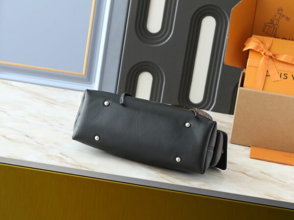Luxury LV Handbag M25143.3