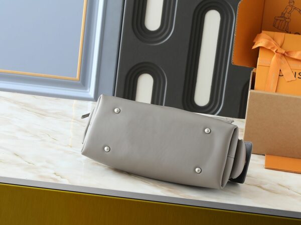 Luxury LV Handbag M25143.3