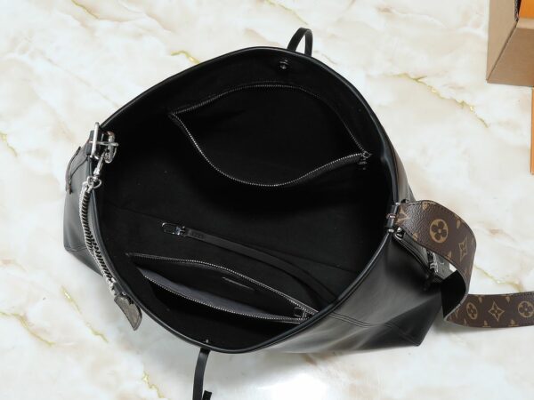 Luxury LV Handbag M25143.2