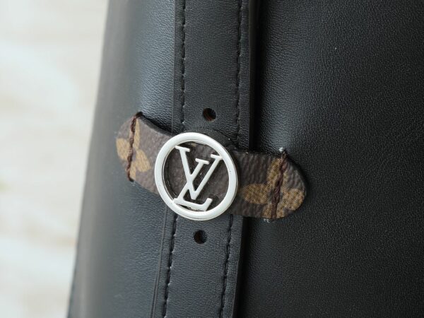 Luxury LV Handbag M25143.2