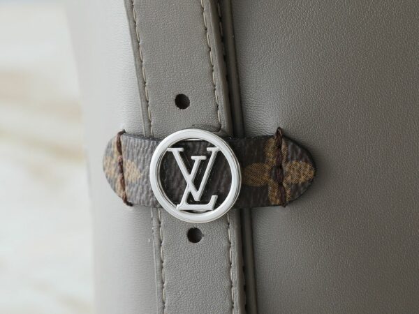 Luxury LV Handbag M25143.2