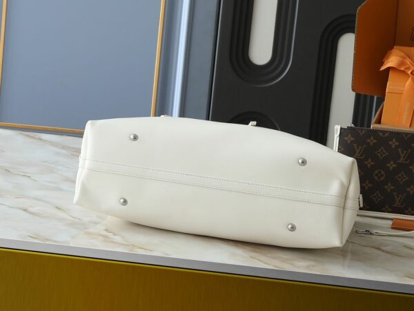 Luxury LV Handbag M25143.2