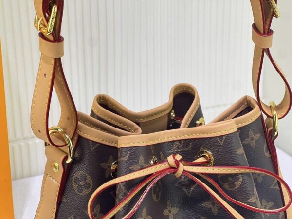 Luxury LV Handbag M42225