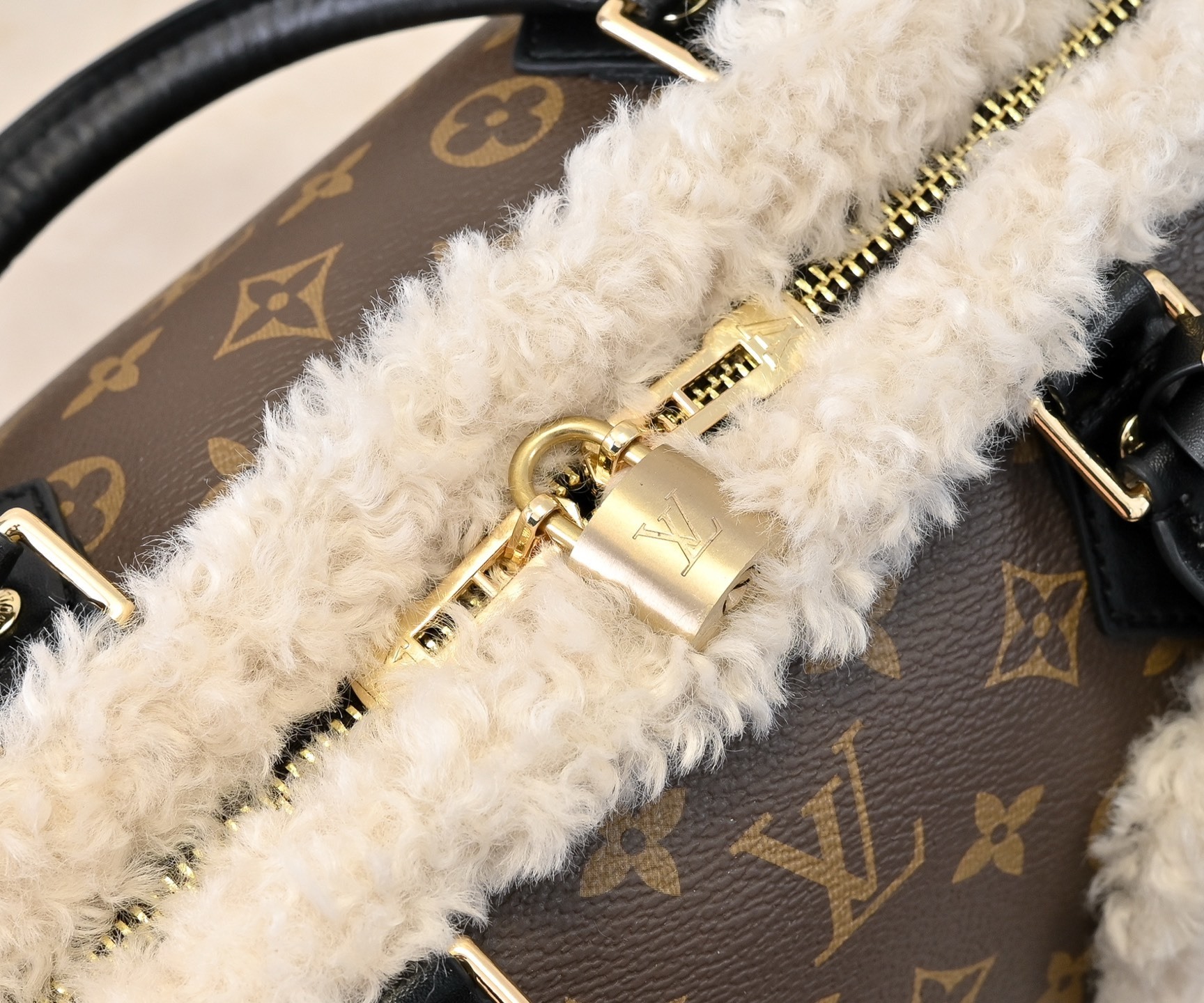 Luxury LV Handbag M26326 Luxury LV Handbag M26326