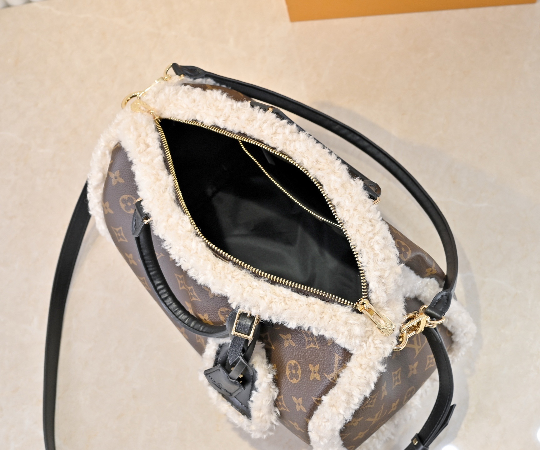 Luxury LV Handbag M26326 Luxury LV Handbag M26326