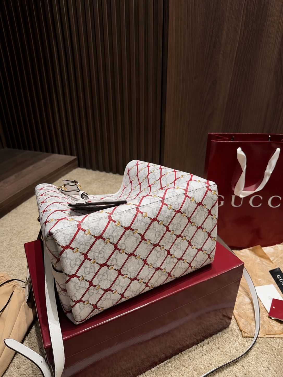 Luxe Style Fashion GG Emblem Small Bucket Bag KK03350 Luxe Style Fashion GG Emblem Small Bucket Bag KK03350
