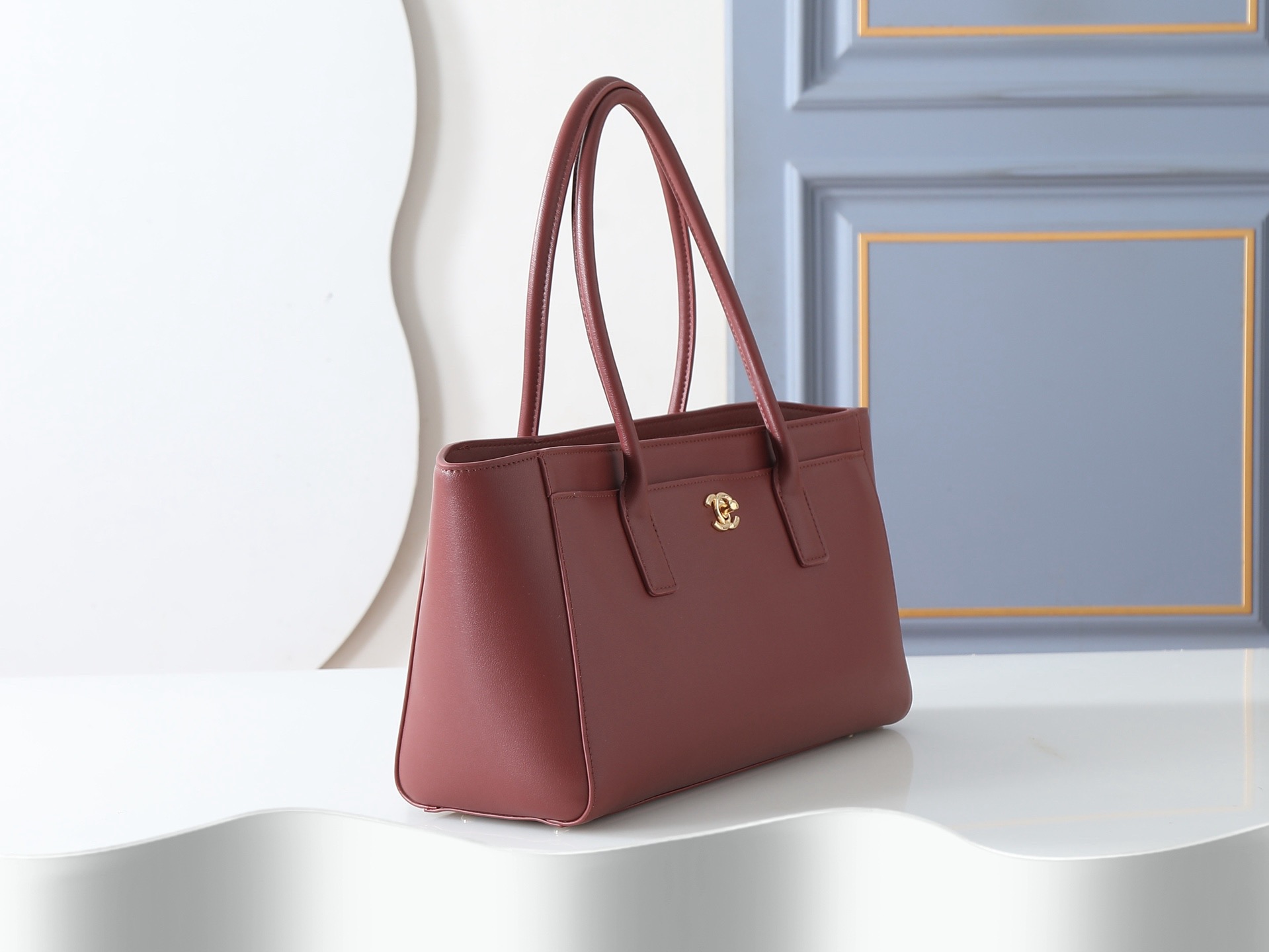 CN Spring Summer 2026 Small Shopping Bag in Dark Burgundy CN Spring Summer 2026 Small Shopping Bag in Dark Burgundy