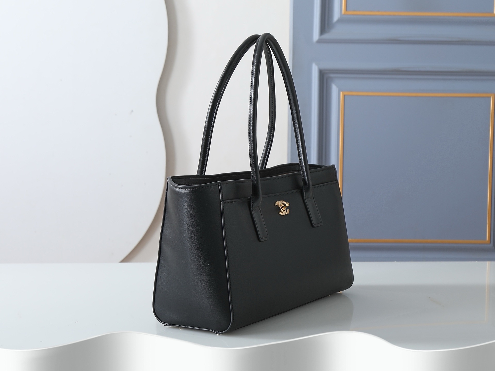 CN Spring Summer 2026 Small Shopping Bag in Black CN Spring Summer 2026 Small Shopping Bag in Black
