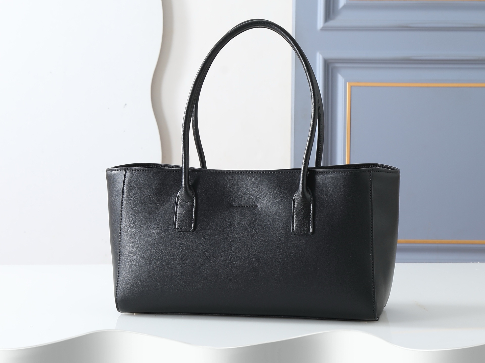 CN Spring Summer 2026 Small Shopping Bag in Black CN Spring Summer 2026 Small Shopping Bag in Black