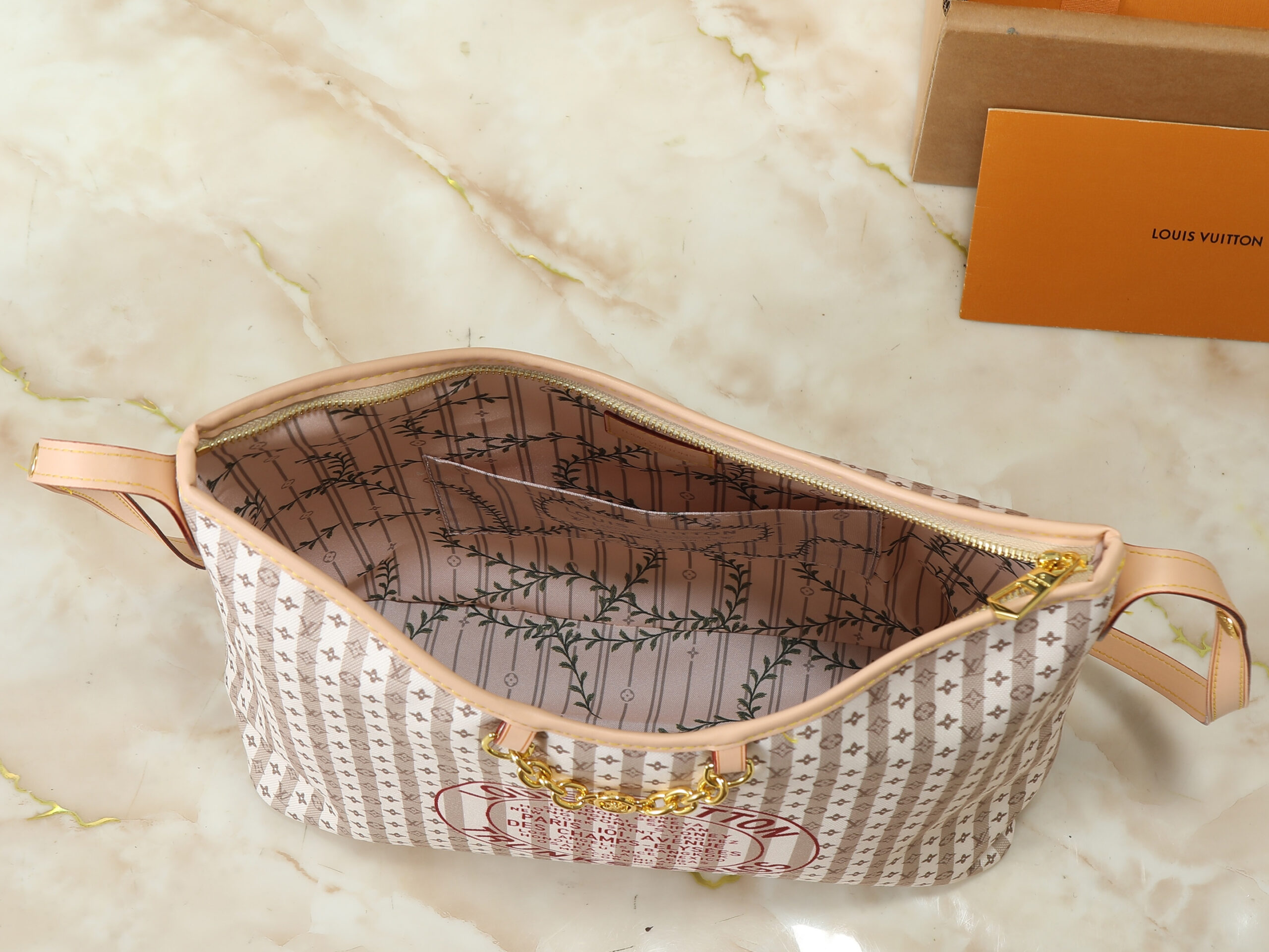 LV Resort Lineup MM M29141 LV Resort Lineup MM M29141
