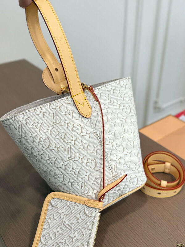 Daily Street Style LV Handbag LV266261 QA Daily Street Style LV Handbag LV266261 QA