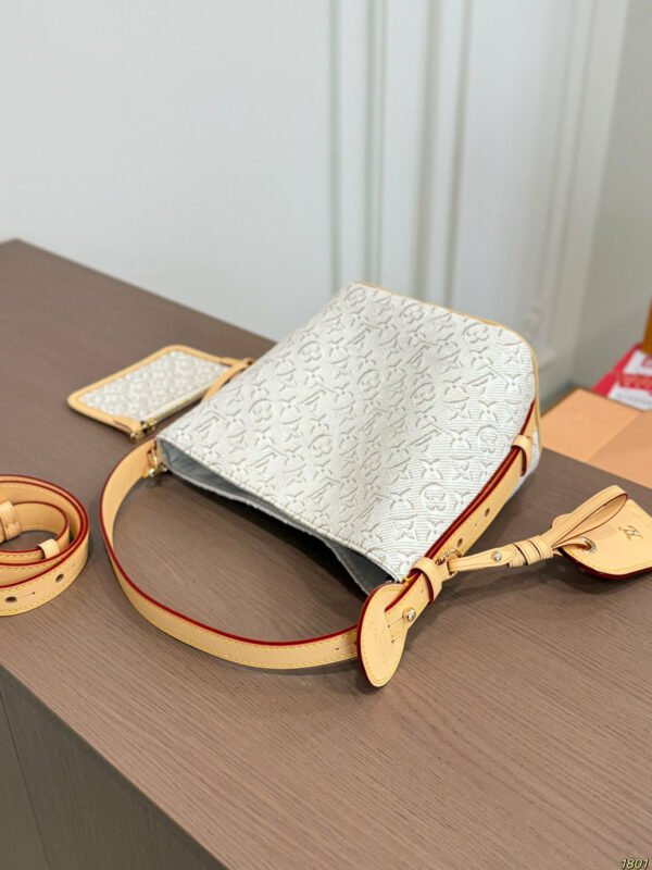 Daily Street Style LV Handbag LV266261 QA Daily Street Style LV Handbag LV266261 QA
