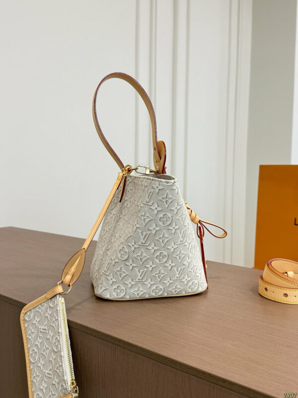 Daily Street Style LV Handbag LV266261 QA Daily Street Style LV Handbag LV266261 QA