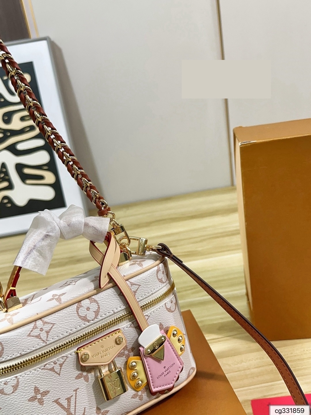 LV High Summer Vanity Chain Pouch LV High Summer Vanity Chain Pouch