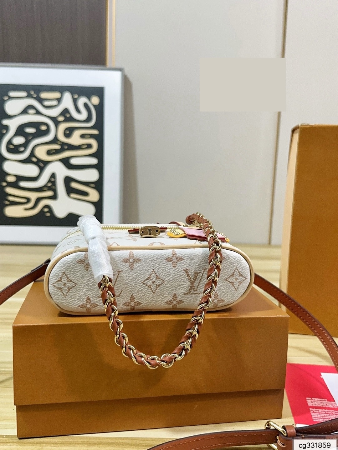 LV High Summer Vanity Chain Pouch LV High Summer Vanity Chain Pouch