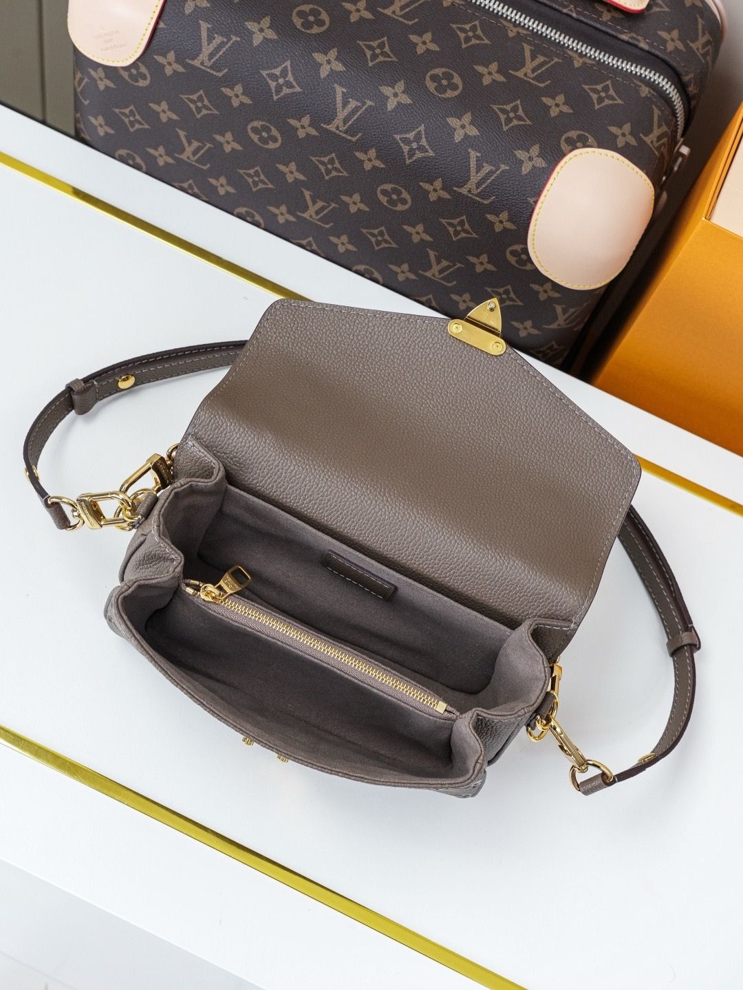 LV Pochette Métis East West Monogram Empreinte Leather Bag KK03850 LV Pochette Métis East West Monogram Empreinte Leather Bag KK03850