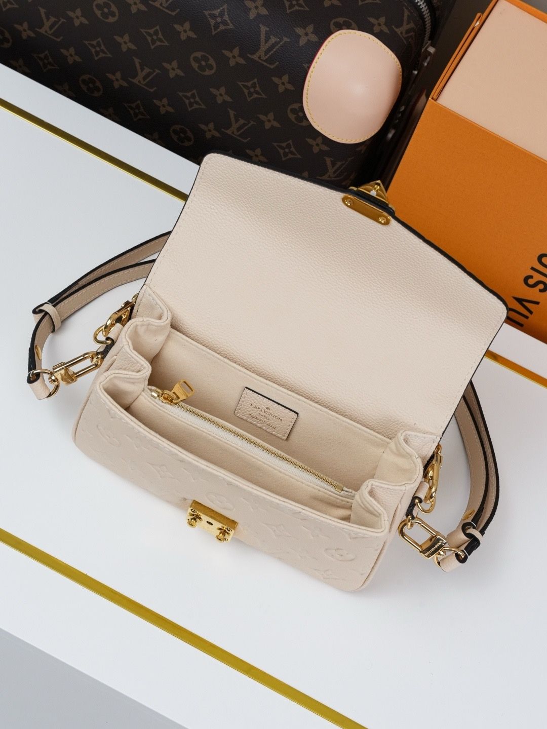 LV Pochette Métis East West Monogram Empreinte Leather Bag KK03850 LV Pochette Métis East West Monogram Empreinte Leather Bag KK03850