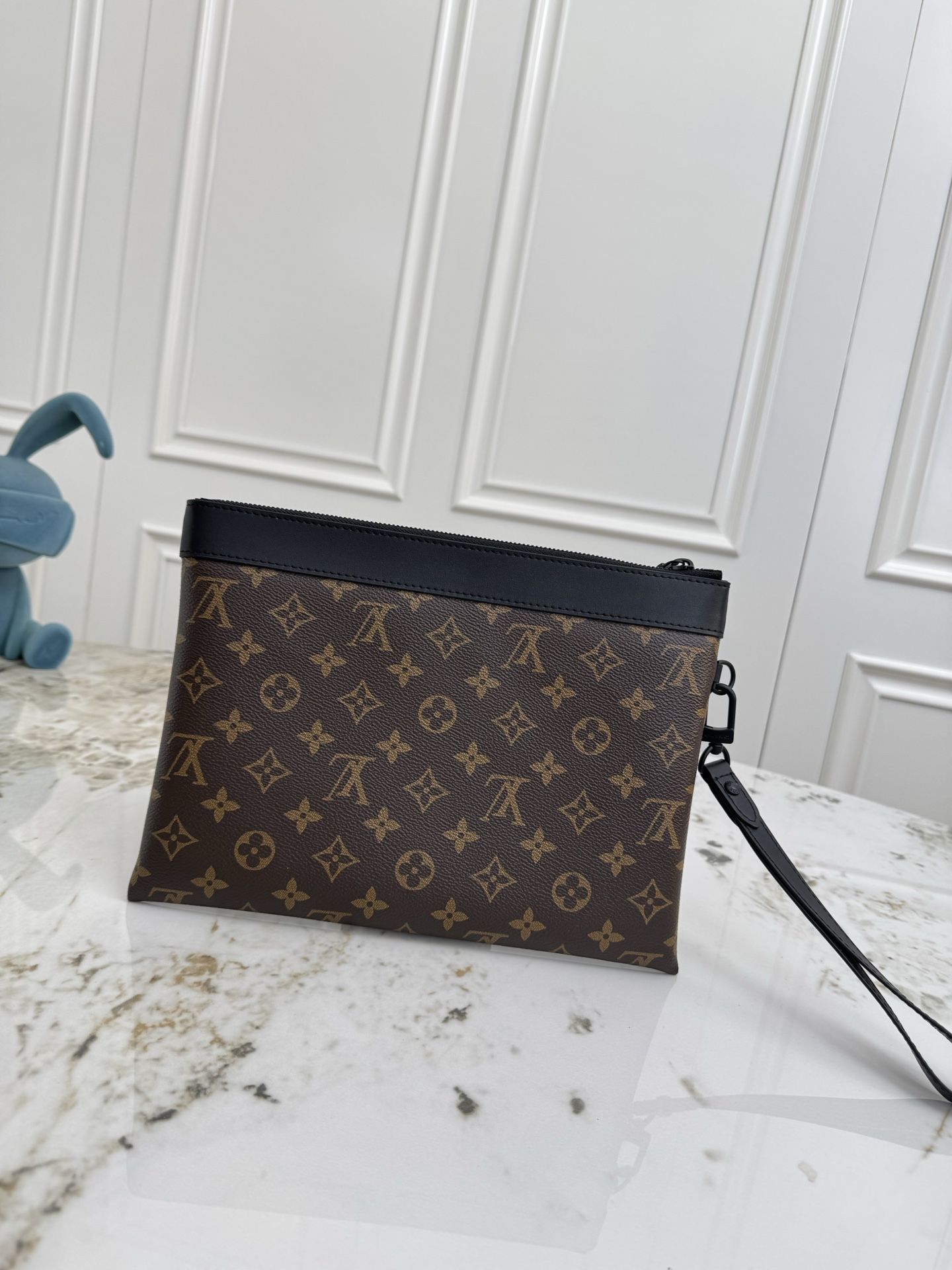 LV Pochette To-Go Pouch DMB3202450 LV Pochette To-Go Pouch DMB3202450