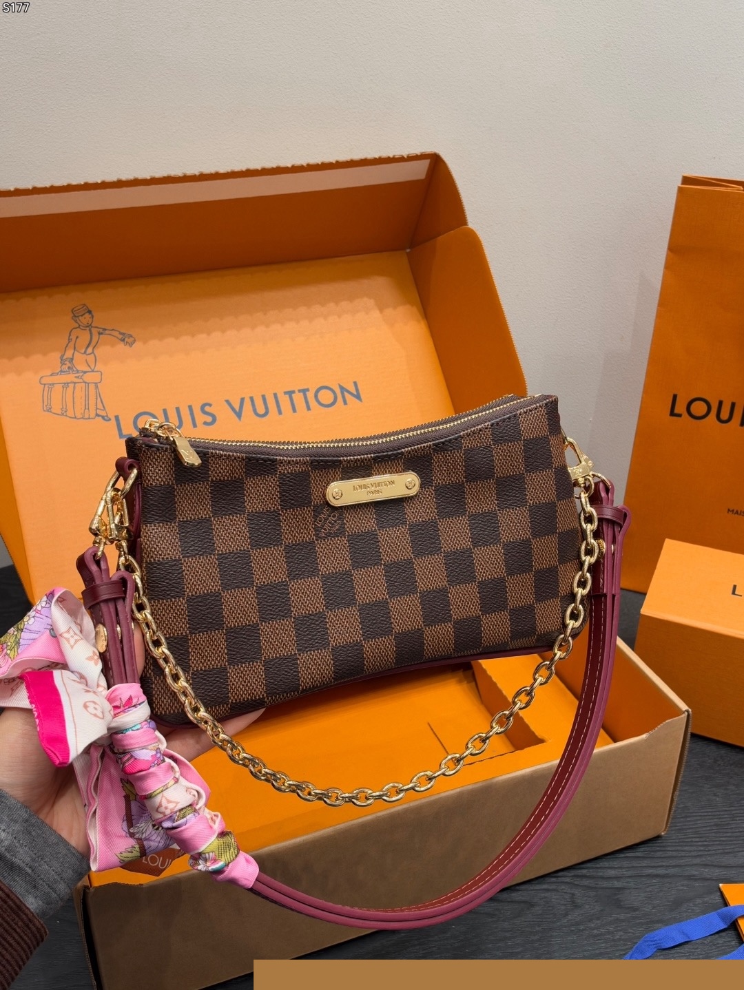 LV Pochette Liv LV26100818 QA LV Pochette Liv LV26100818 QA