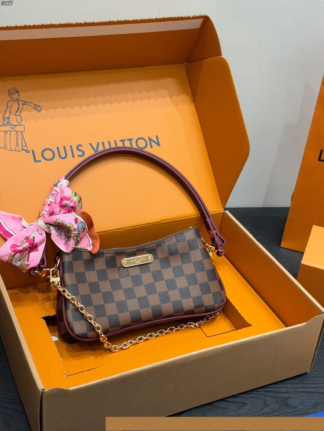 LV Pochette Liv LV26100818 QA LV Pochette Liv LV26100818 QA