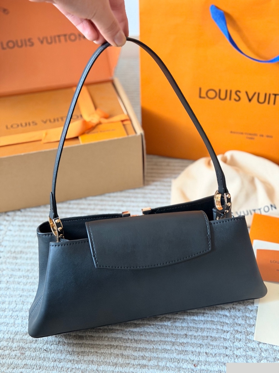 LV Capucines Edito C2301650 LV Capucines Edito C2301650