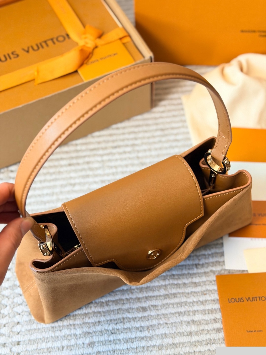 LV Capucines Edito C2301650 LV Capucines Edito C2301650