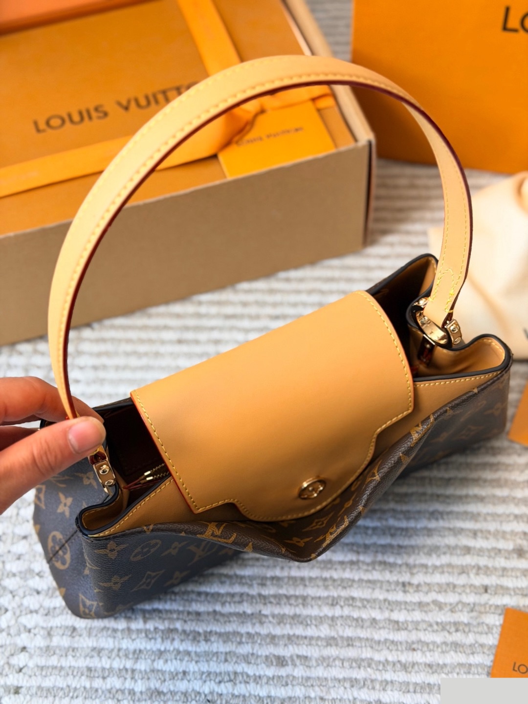 LV Capucines Edito C2301650 LV Capucines Edito C2301650
