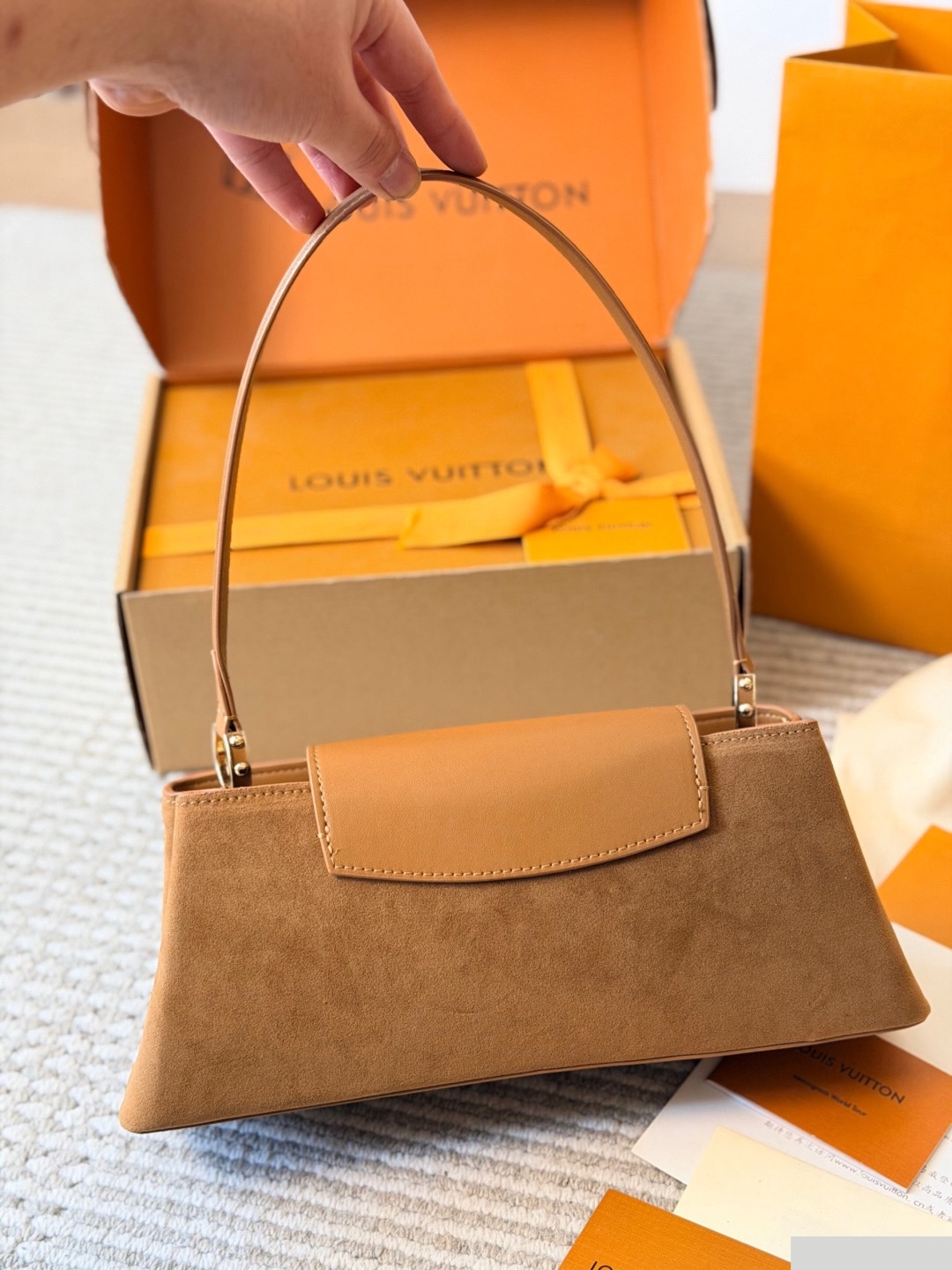 LV Capucines Edito C2301650 LV Capucines Edito C2301650
