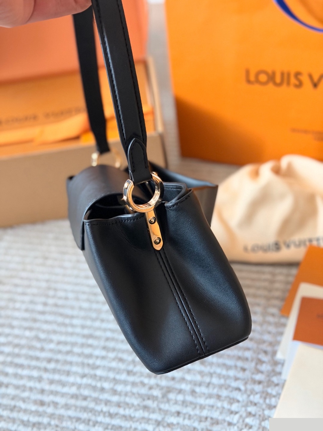 LV Capucines Edito C2301650 LV Capucines Edito C2301650