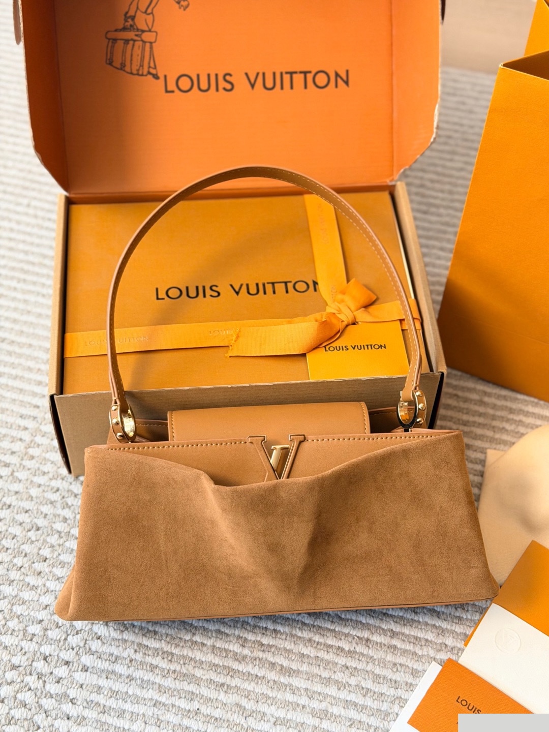 LV Capucines Edito C2301650 LV Capucines Edito C2301650