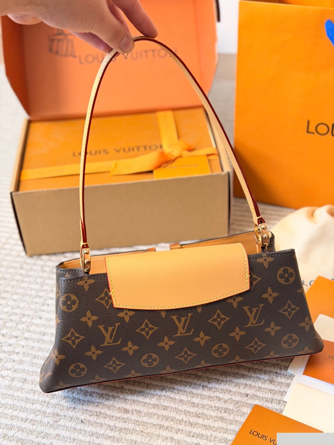 LV Capucines Edito C2301650 LV Capucines Edito C2301650