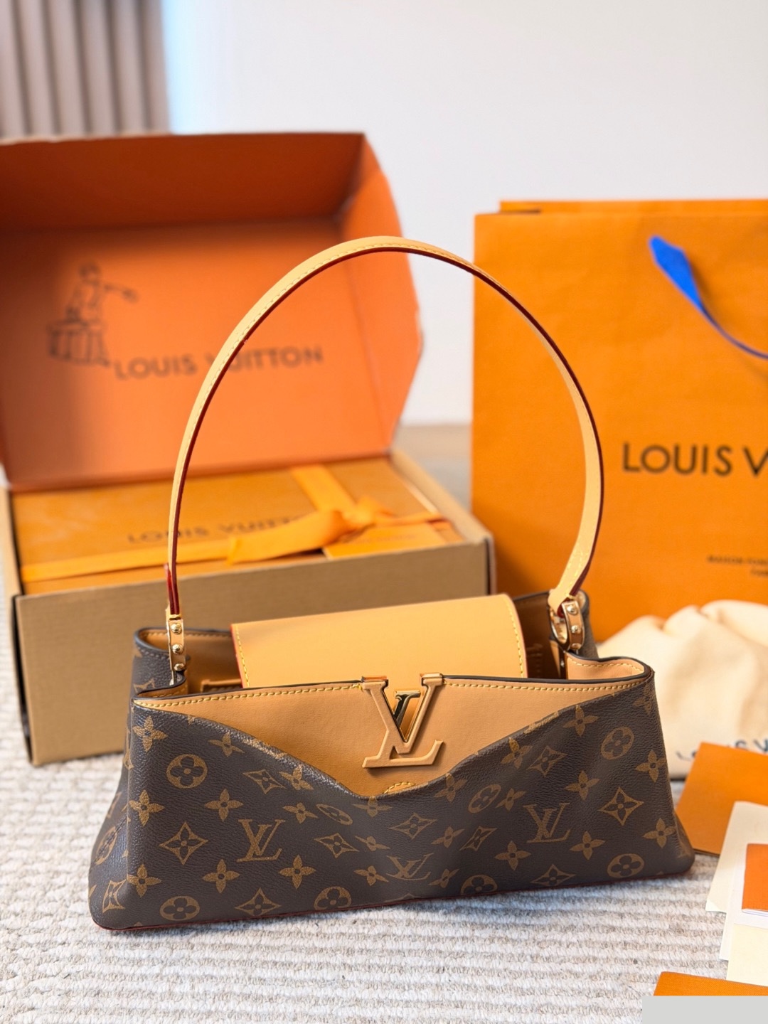 LV Capucines Edito C2301650 LV Capucines Edito C2301650