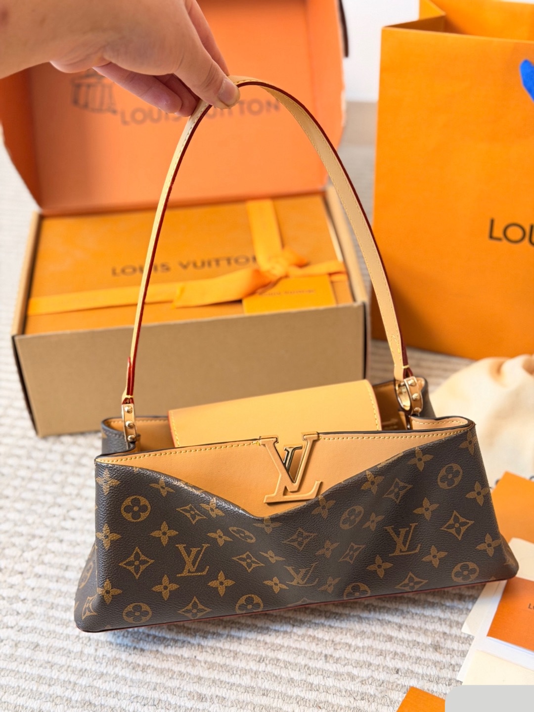 LV Capucines Edito C2301650 LV Capucines Edito C2301650