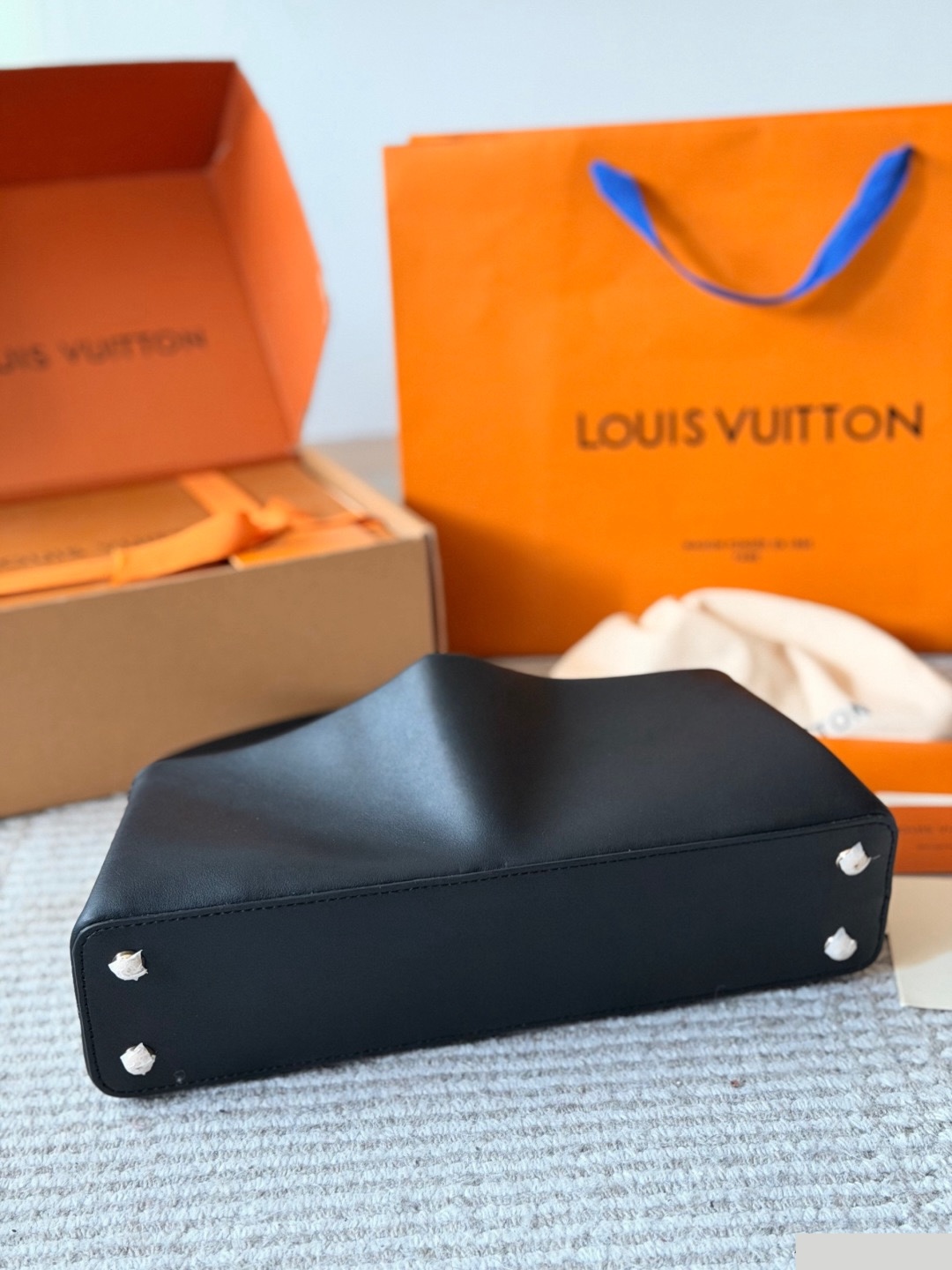 LV Capucines Edito C2301650 LV Capucines Edito C2301650