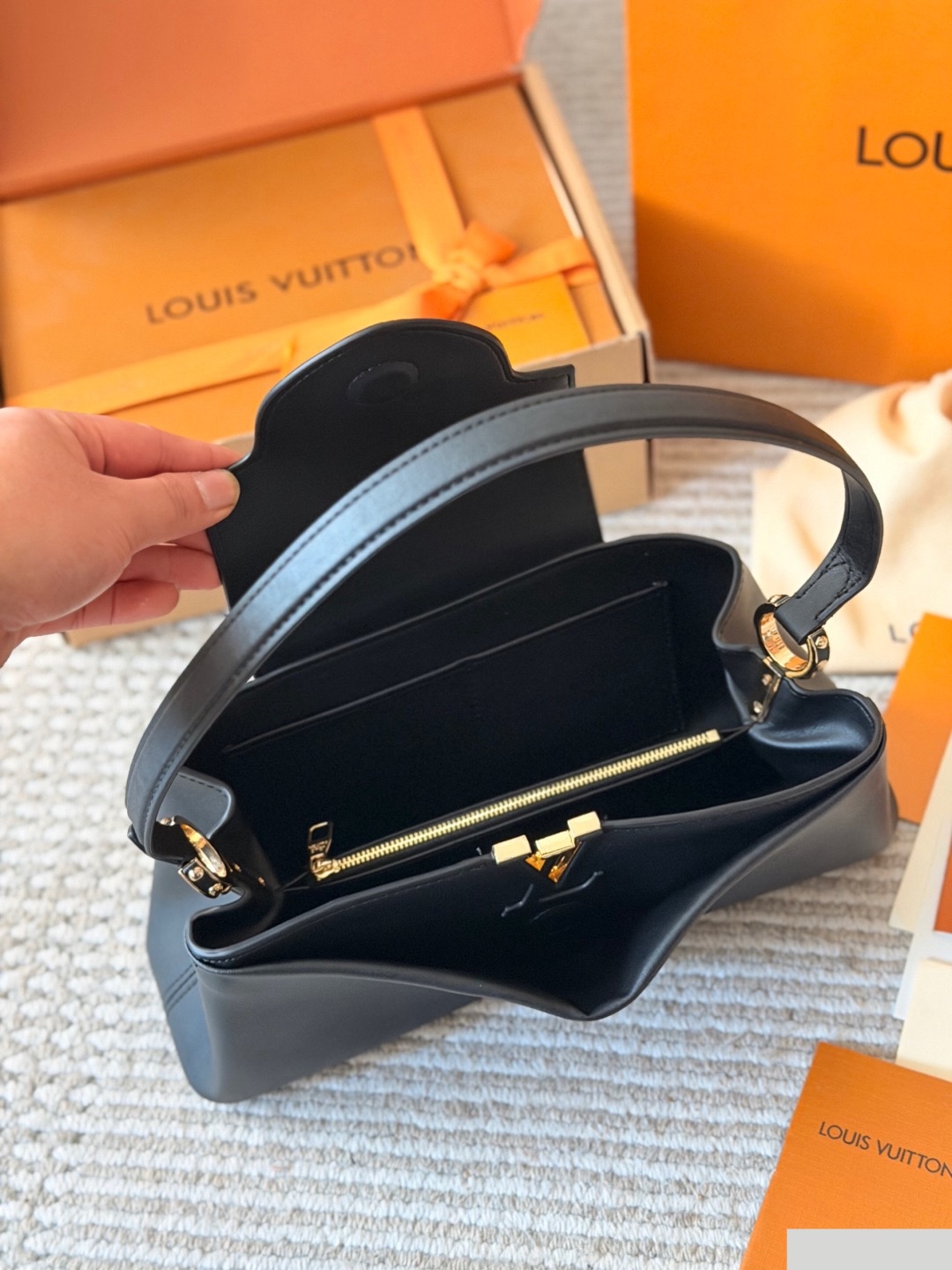 LV Capucines Edito C2301650 LV Capucines Edito C2301650