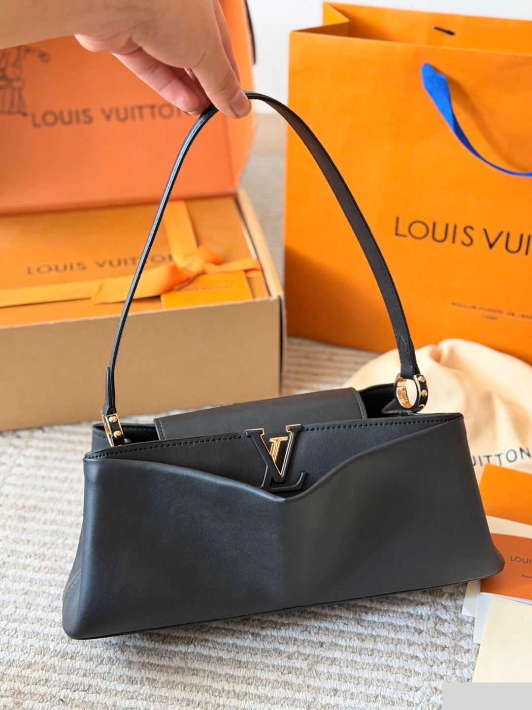LV Capucines Edito C2301650 LV Capucines Edito C2301650