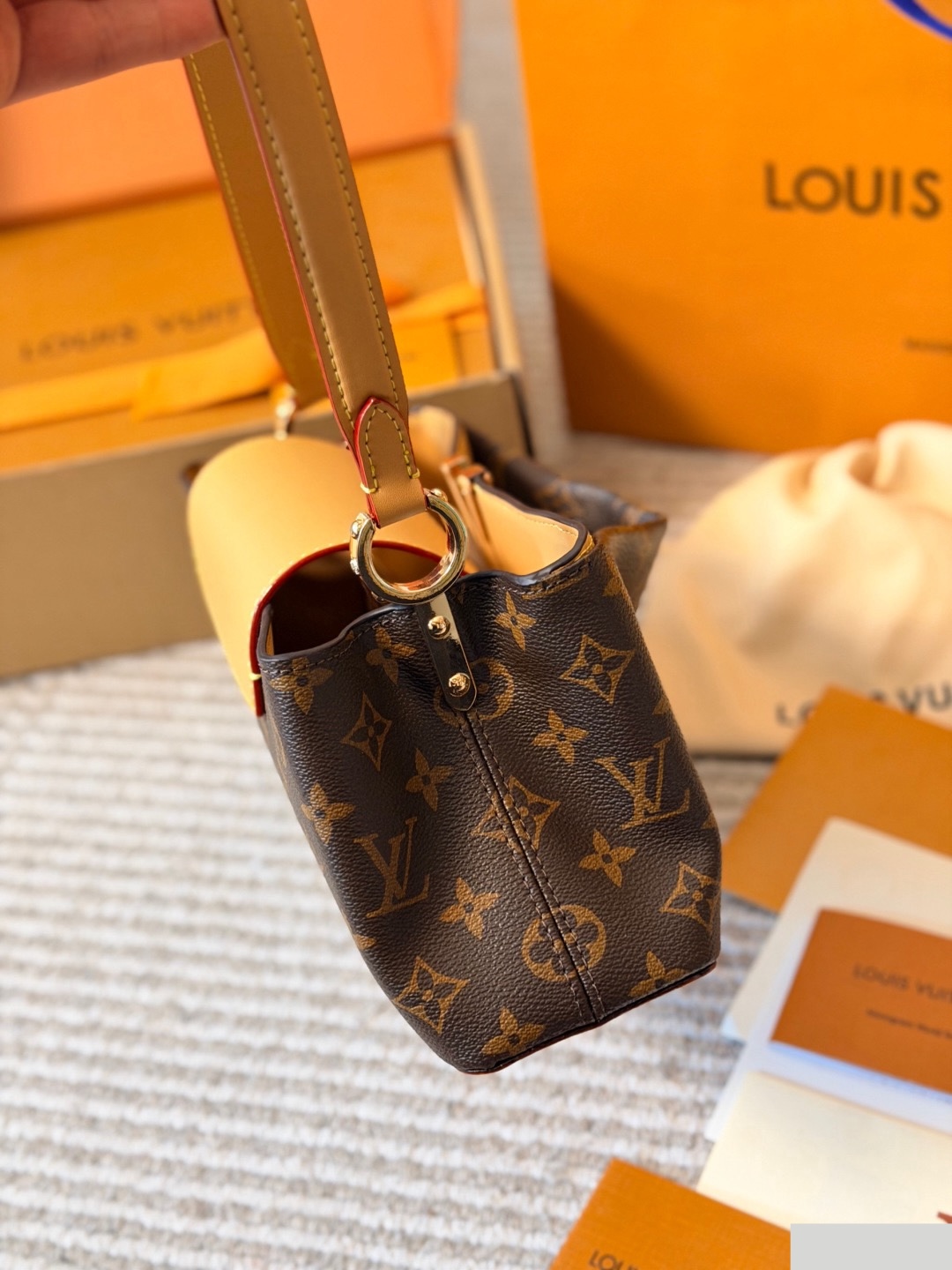 LV Capucines Edito C2301650 LV Capucines Edito C2301650