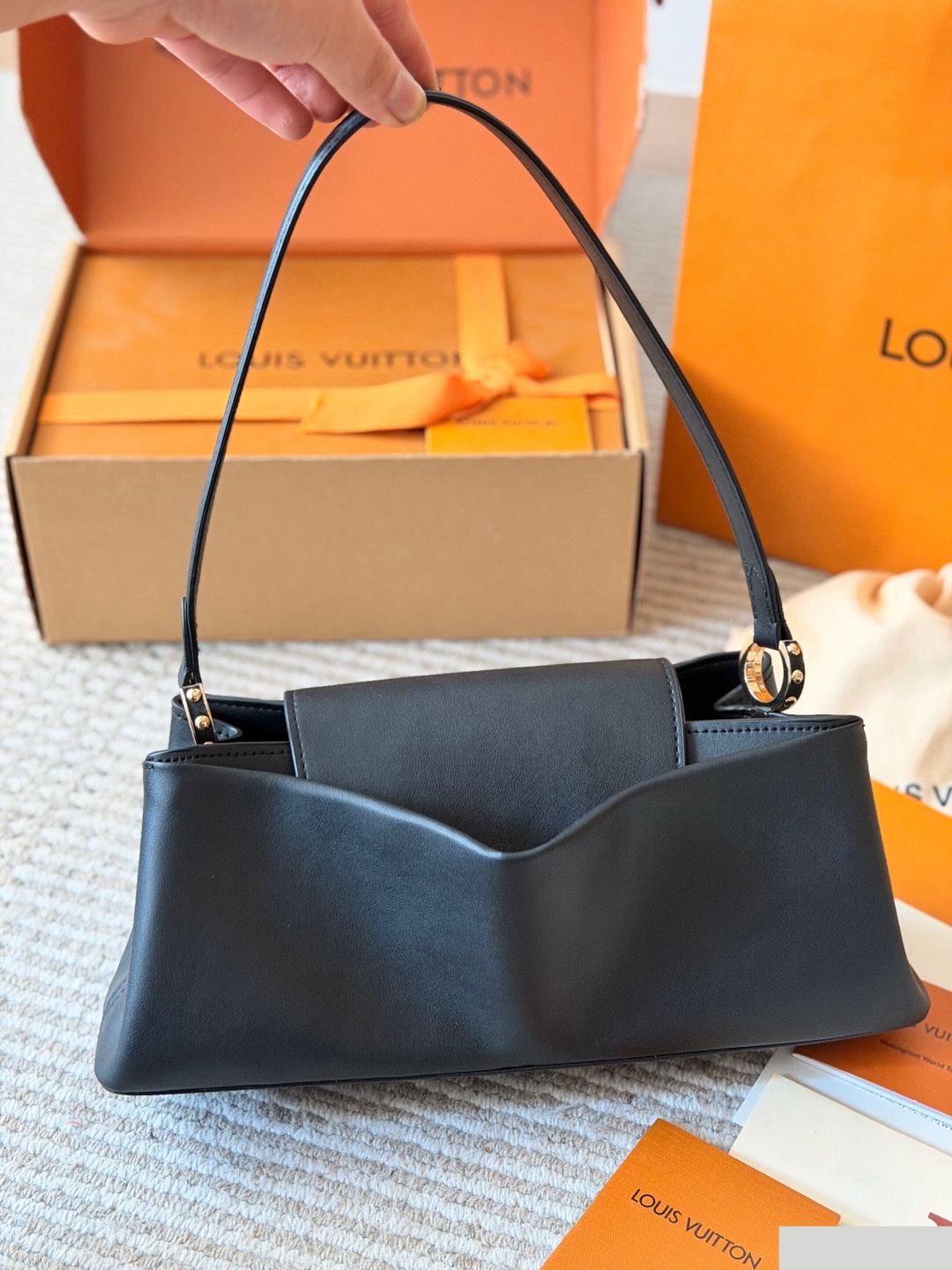 LV Capucines Edito C2301650 LV Capucines Edito C2301650